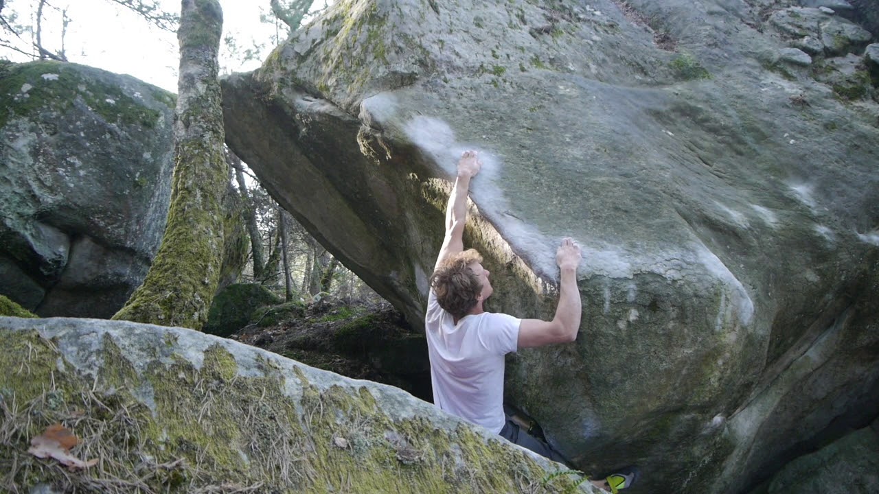 Bruno bouldert Papillon (8A) in Fontainebleau