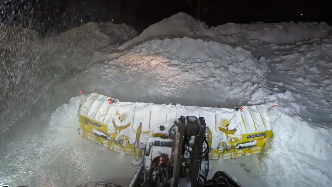 Huge snow drift! volvo l90h with 5.5 meter plow
