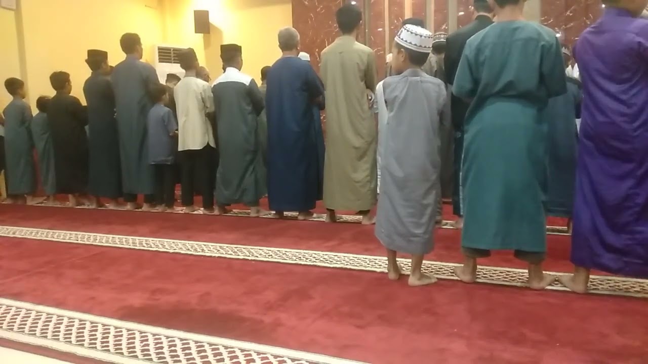 Lagi banyak orang main main 