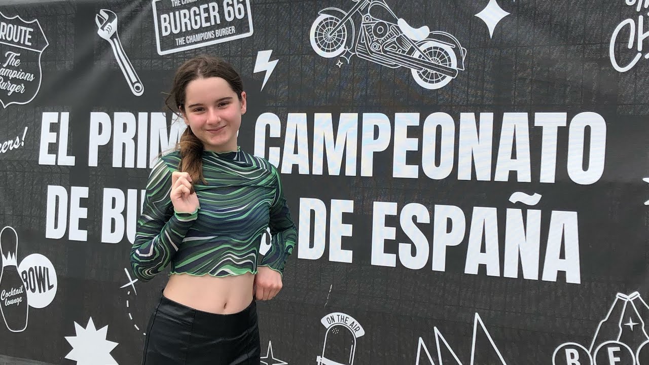 Probando hamburguesas de la “Champions Burguer” 🍔💛❤️- Los mundos de Vane