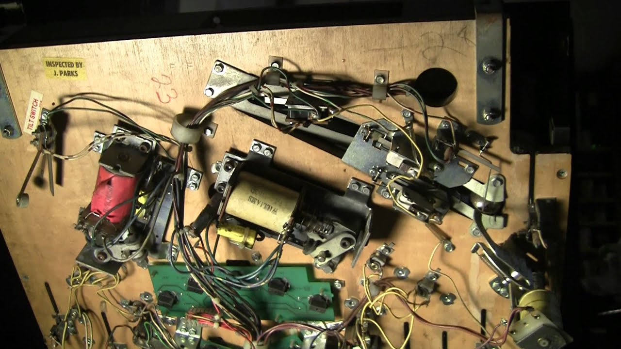 PinballHelp.com - A look inside the Earthshaker cab [pbh8]