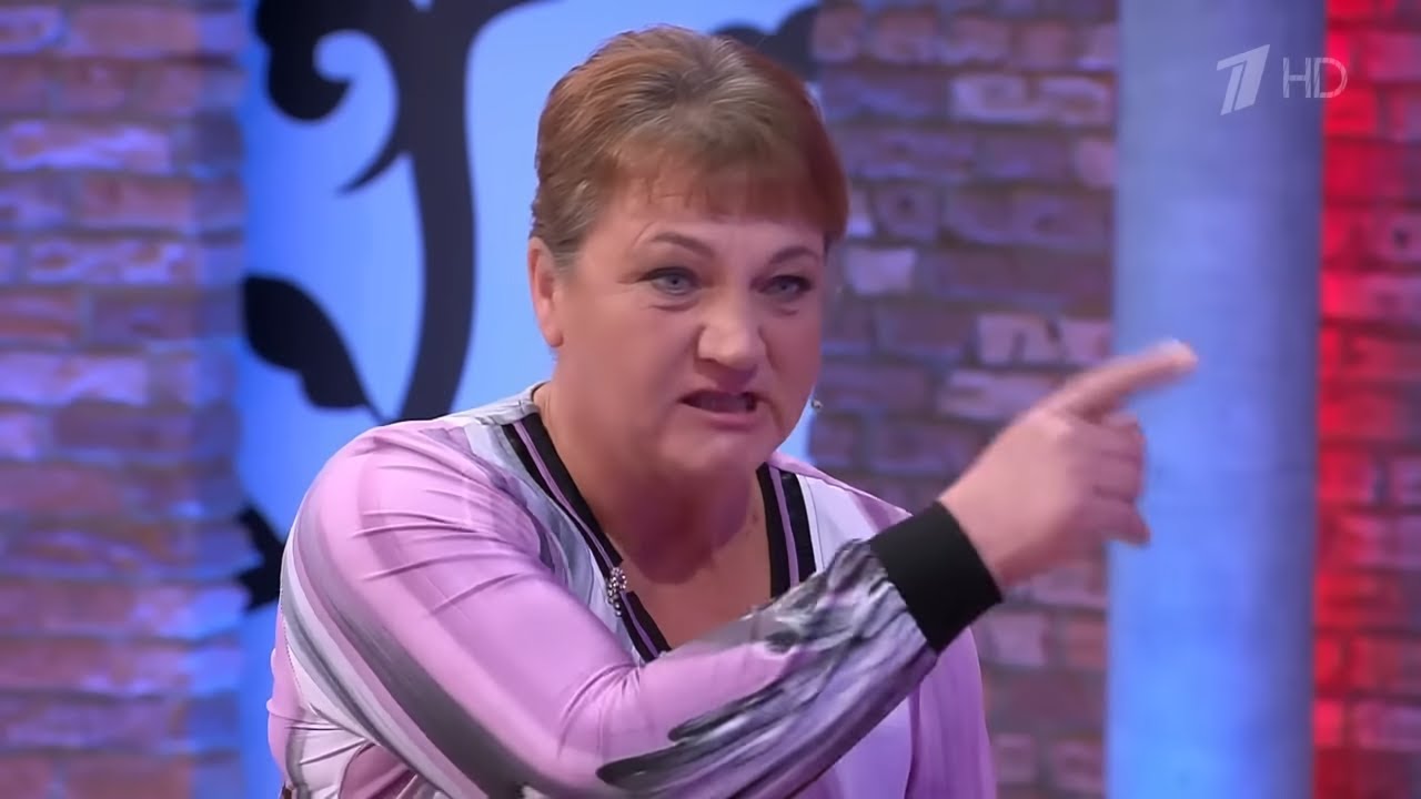 Соседка разоблачает героиню перед всей студией: “Ты родила — и на второй день убежала”