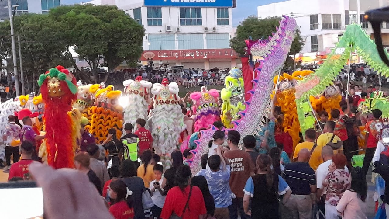 We watched a few Lion Dance 🦁 and Dragon Dance 🐲 performances at the same time at SDK Bandar Indah 🔥