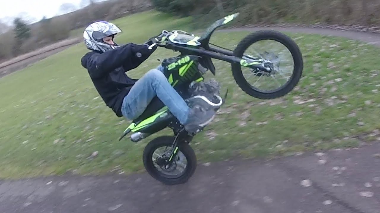 TEACHING MY FRIEND HOW TO WHEELIE!