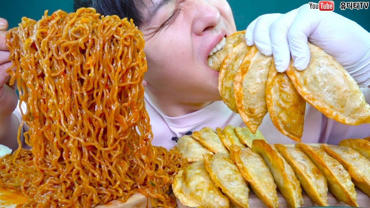 도토리쫄쫄면과 왕납작비빔만두가 만났다!! 믿고먹는조합 도토리귀여움주의 리얼사운드 먹방 REAL SOUND MUKBANG SOCIAL EATING