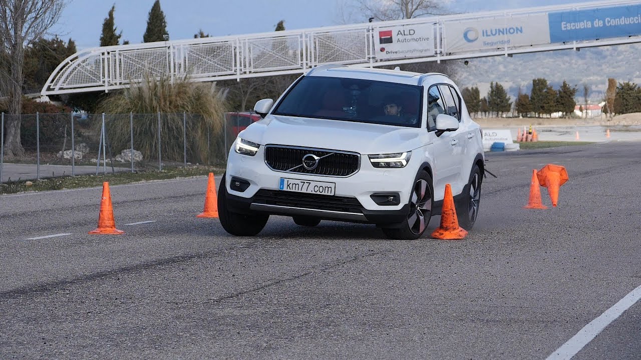 Volvo XC40 2018 - Maniobra de esquiva (moose test) y eslalon | km77.com