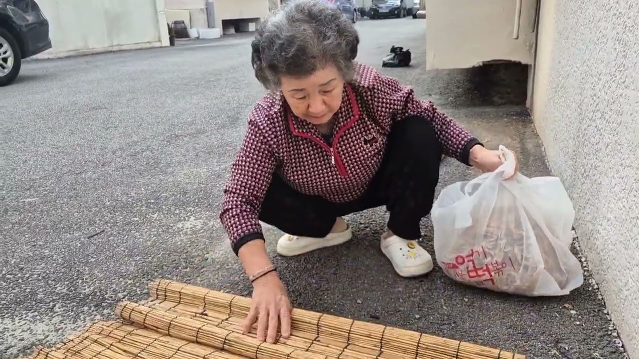 80살시골엄마 엄마가 차려준 밥상 경종김치돼지고기 지져서~