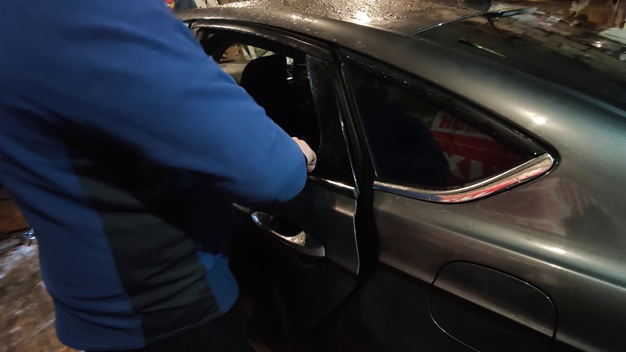 Снятие бокового  стекла Ford Fusion 2017