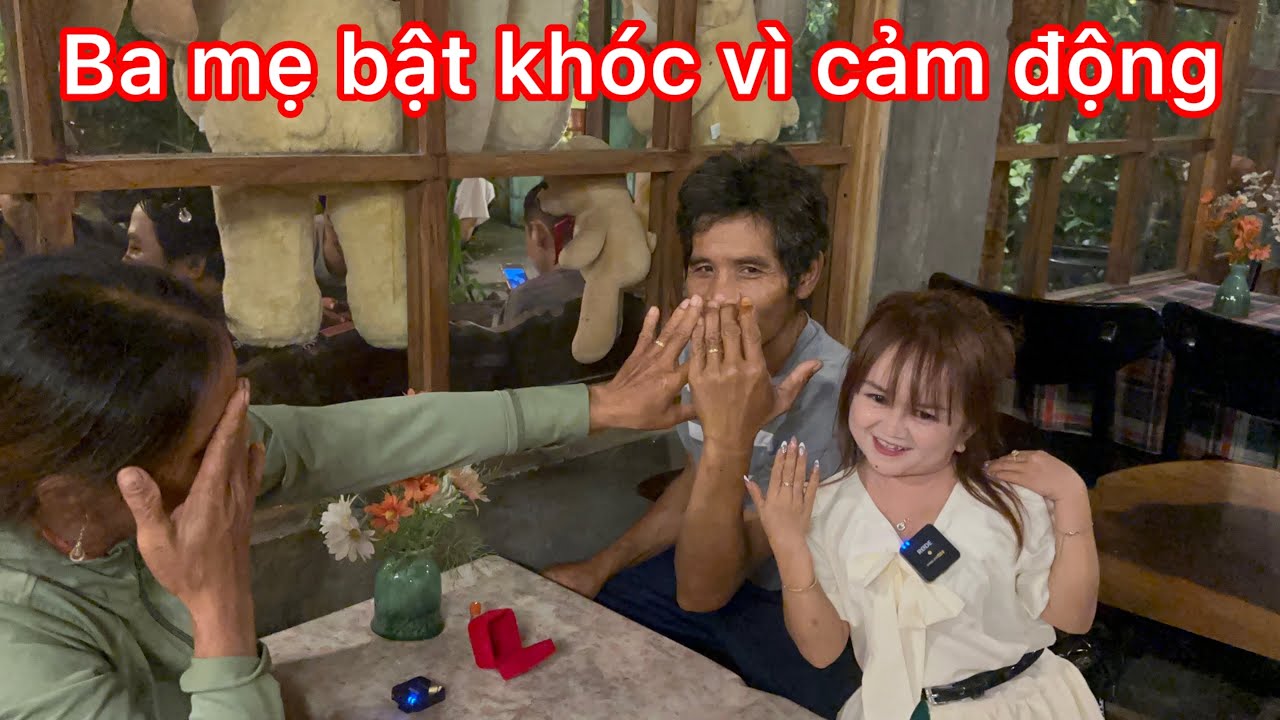 Ba mẹ bật khóc khi Huyền Hrê bất ngờ tặng món quà Ý nghĩa 