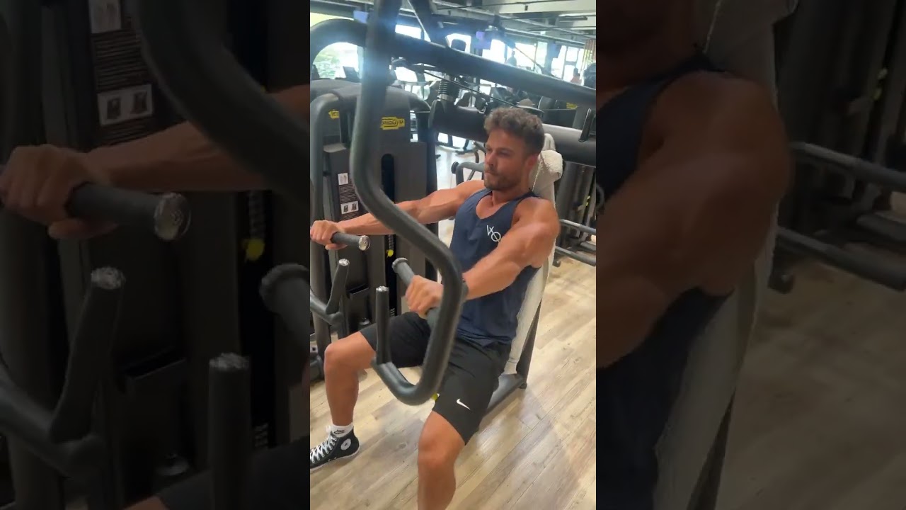 Brustmaschine im Gym  #sportmotivation