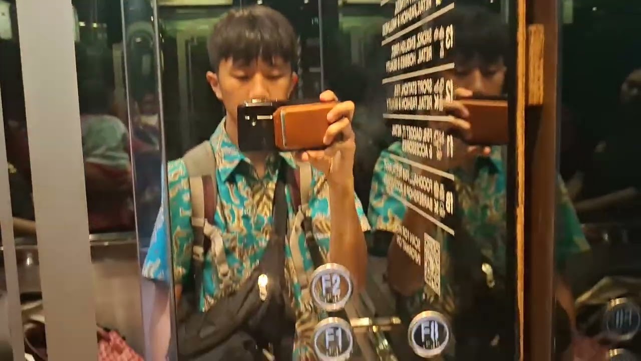 Недавно модернизированный универсальный лифт в FX Sudirman, Джакарта