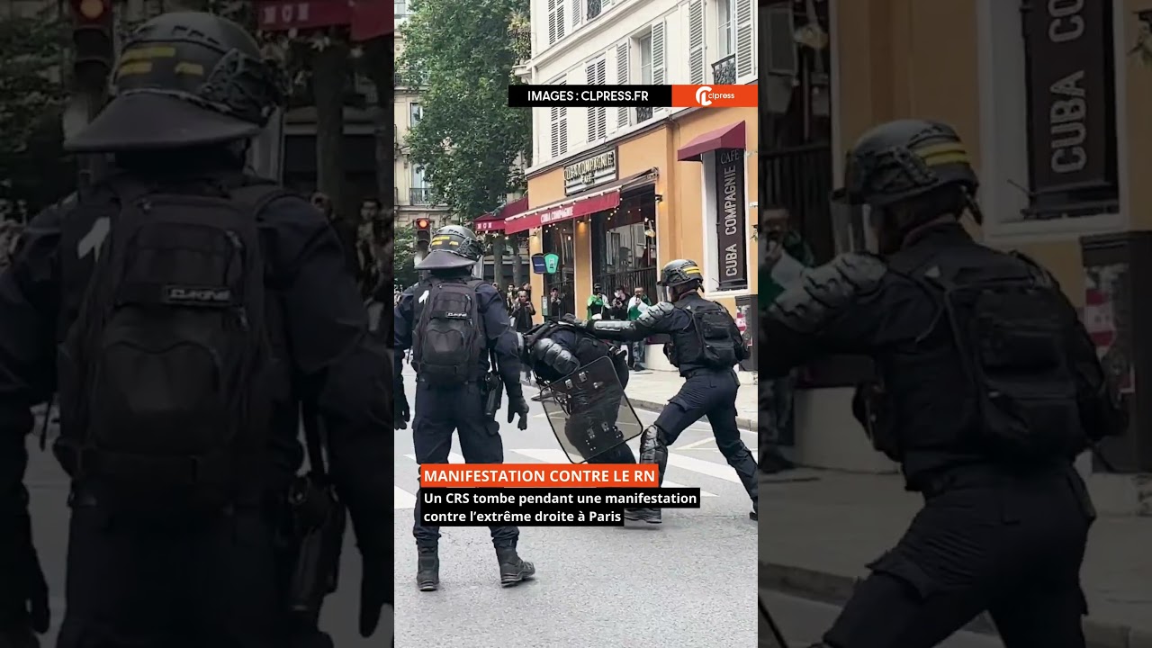 Полицейский #CRS #падает во время #демонстрации против #национального собрания в #Париже.