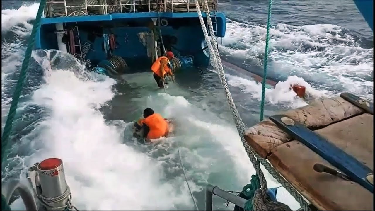 Dangerous Flooding Of A Fishing Vessel!!!