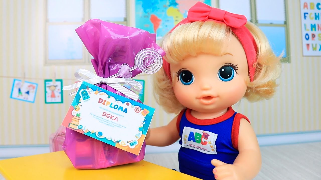 BABY ALIVE GANHOU PRESENTE DE BOA ALUNA NA ESCOLINHA!
