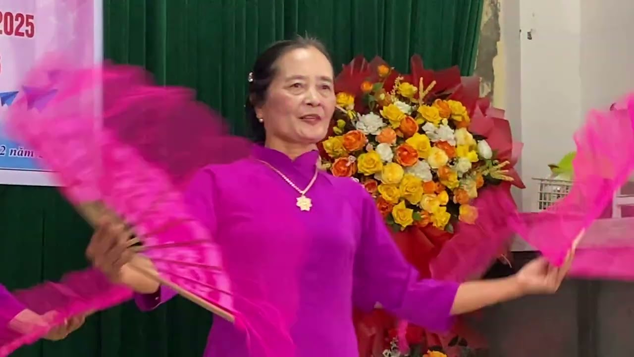 Múa quạt “HAI QUÊ” - nhóm múa CLB “liên thế hệ tự giúp nhau” thôn Nội Hải, Đông Trạch.