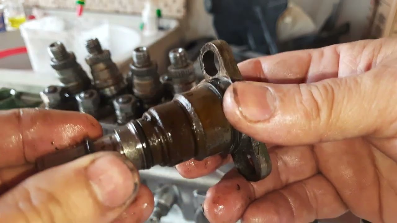 Desmontando porta valvulas bomba injetora Bosch #mecanicadiesel #mecanica #mecanico #o355 #O371