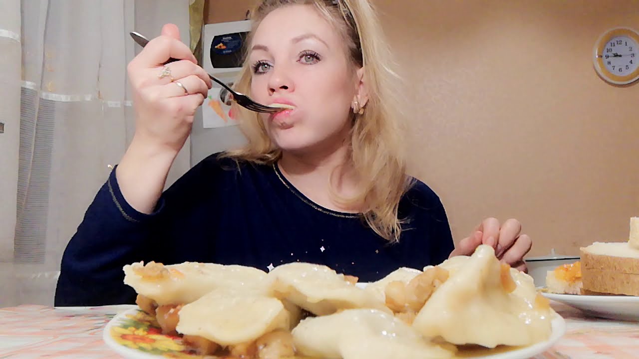 МУКБАНГ ВАРЕНИКИ С КАРТОШКОЙ я злая как собака😠😠