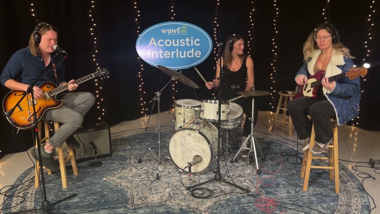 Acoustic Interlude Session: The Lucky Strokes