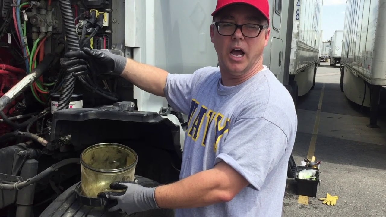 Замена топливного фильтра-водоотделителя Kenworth T680 DAVCO 2016 года