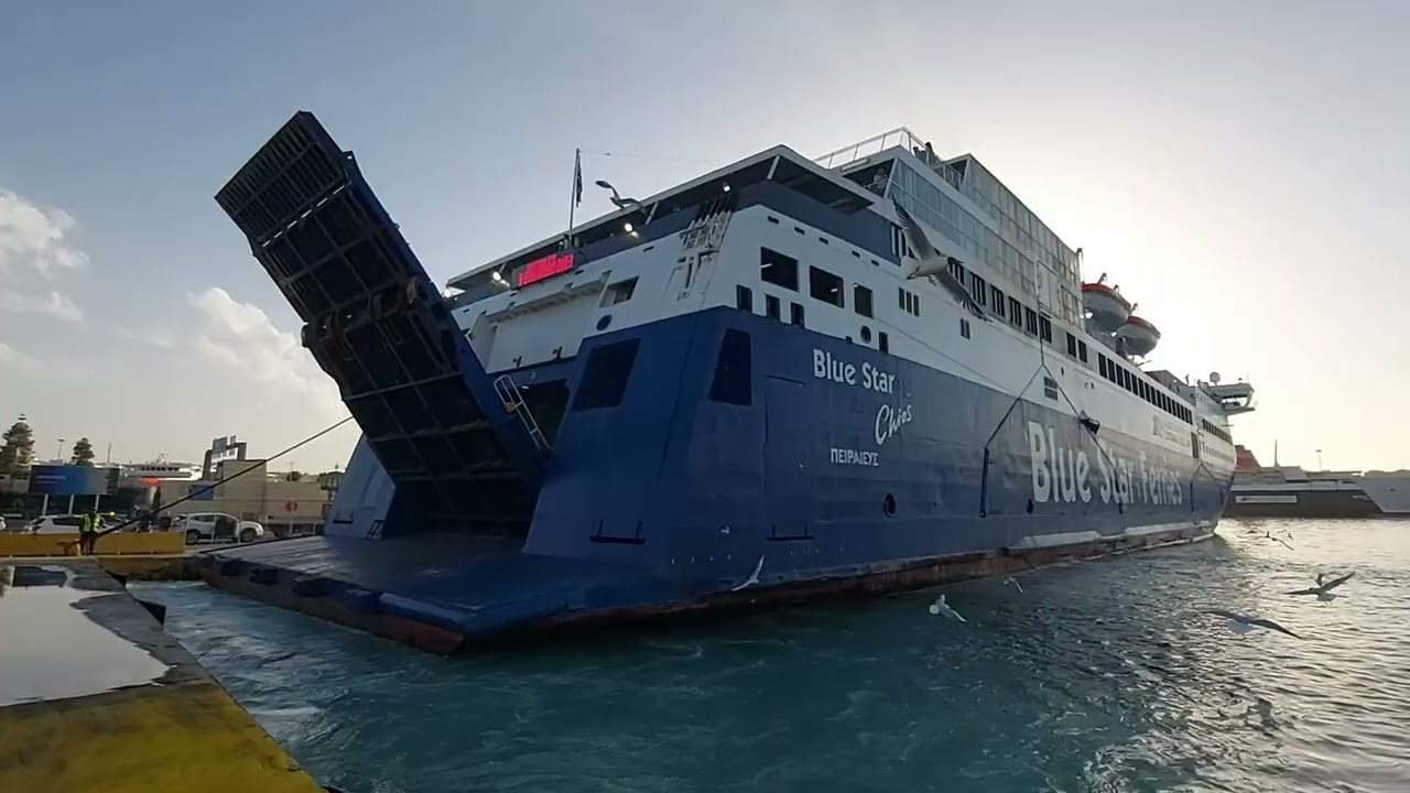 Πλοίο επιστρέφει για να πάρει 1 επιβάτη στο λιμάνι του Πειραιά! Blue Star Chios (Φεβρουάριος 2026)