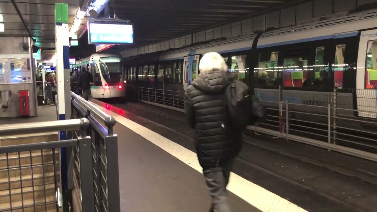 (T2 + Transilien L)Arrivé du T2 et de la Z50000 + départ du T2 et de la Z50000 en Gare de La Défense
