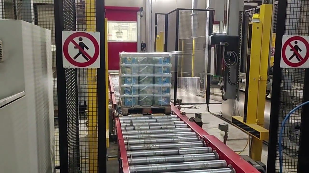 Fördertechnik mit Palettenwickler und Etikettierlösung