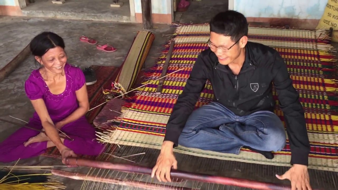 Making Traditional Vietnamese Sleeping Mats On Cam Kim Island