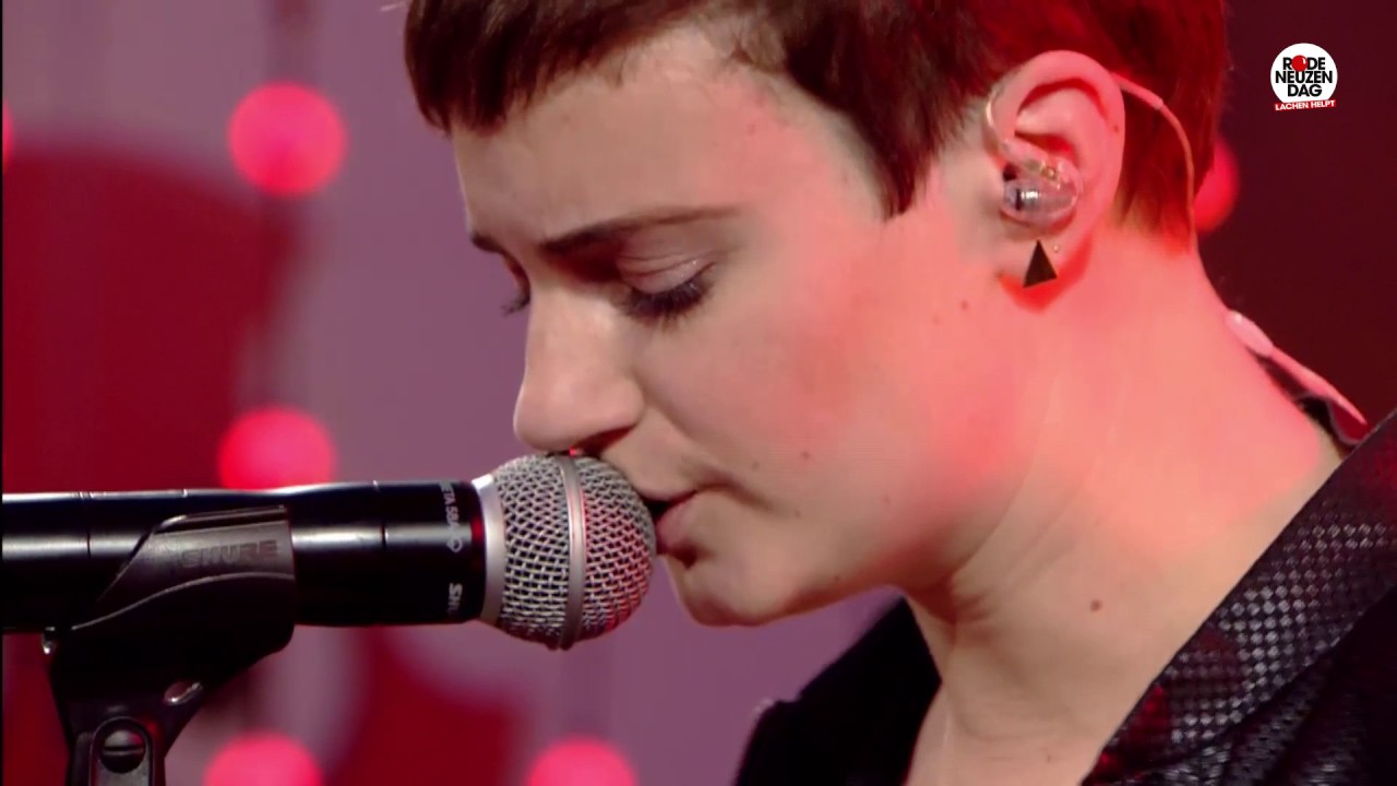 Rode Neuzen Dag: Noémie Wolfs - Way Down We Go (live bij Q)