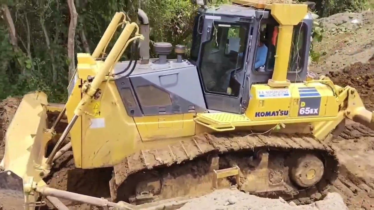 Bulldozer kumatsu D65ex clearing #constructionequipment #bulldozer #heavyequipment 