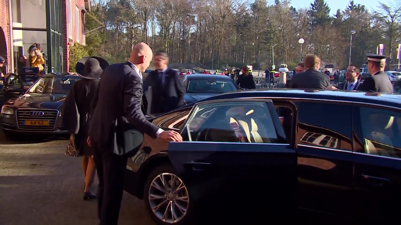 Aankomst Willem-Alexander en Maxima bij de Volksabdij in Ossendrecht