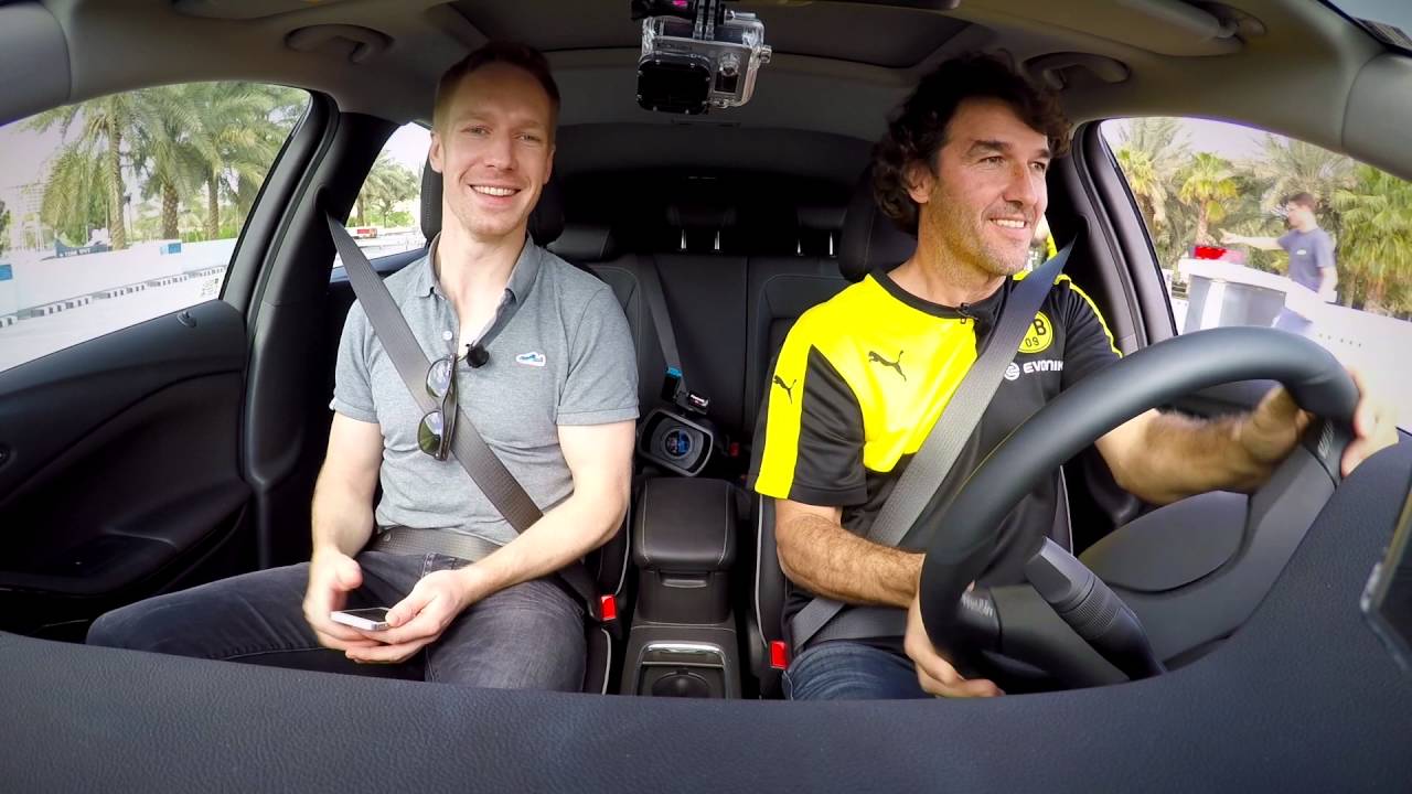 Kalle Riedle stellt sich der Opel Astra Challenge