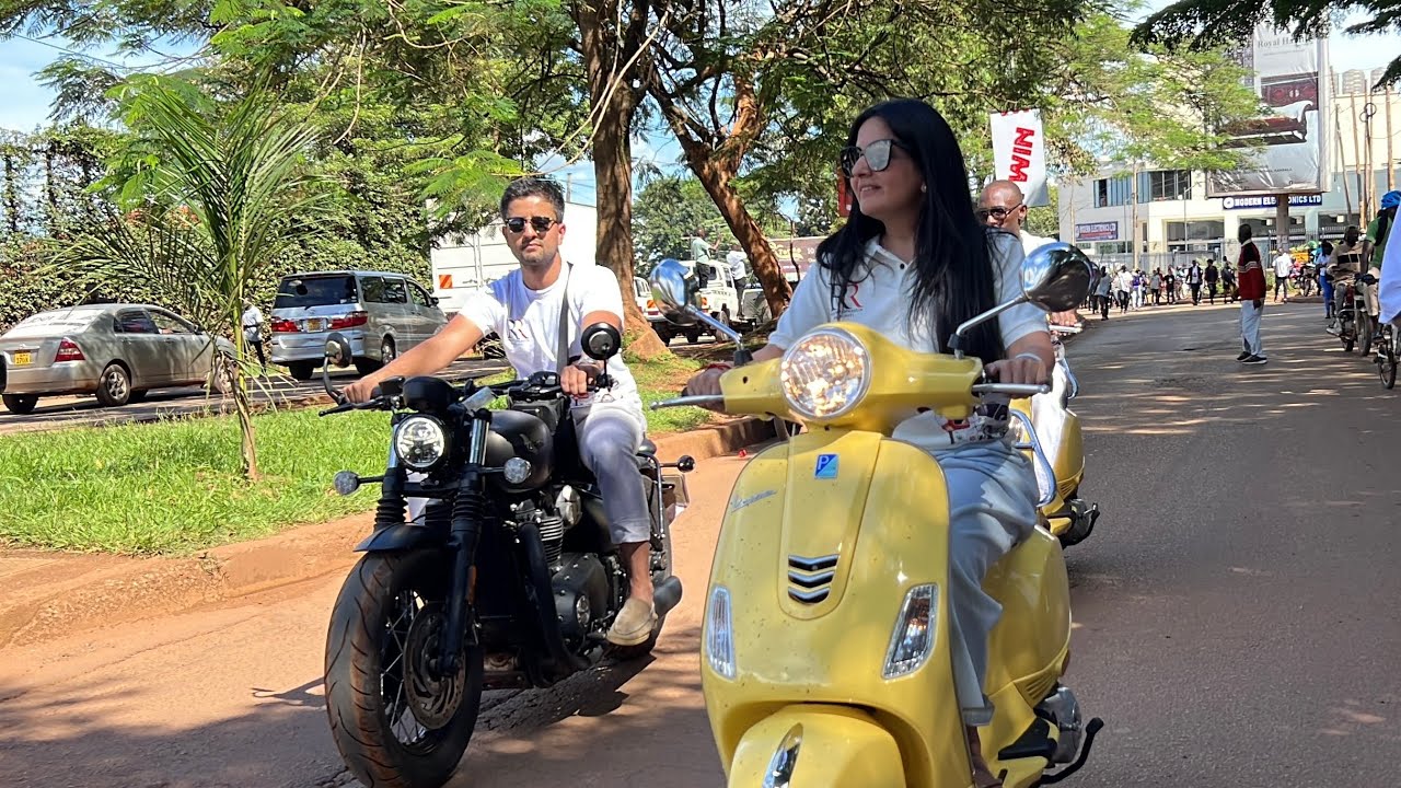 Sister wa Rajiv Ruparelia yegase ku Convoy nga batambuza Omulambo gwa Rajiv mu kibuga nga bamusibula