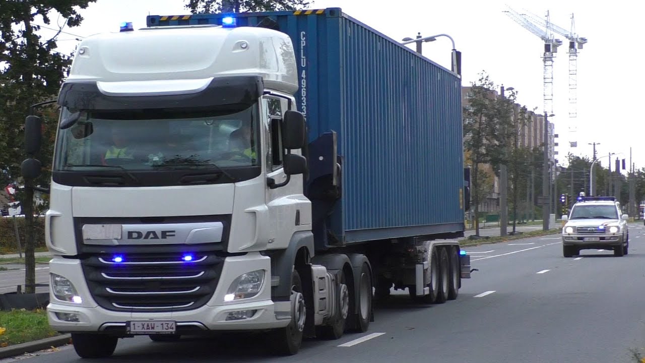 Politiemotoren en Directie Bescherming (DAP) begeleiden Douane Vrachtwagen in Antwerpen-Noord!