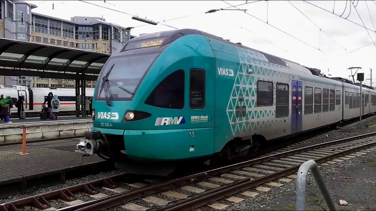 2 Nahverkehrszüge kommen im Hauptbahnhof Frankfurt an 