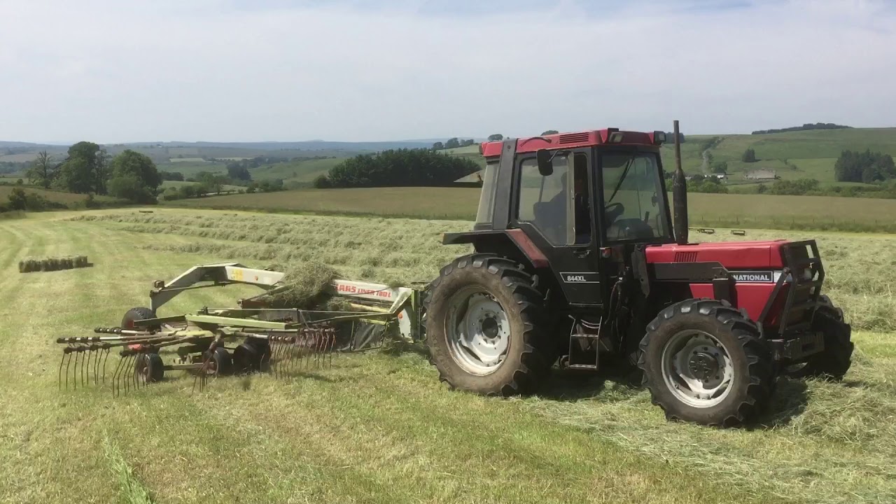 Case International 844XLN rowing hay