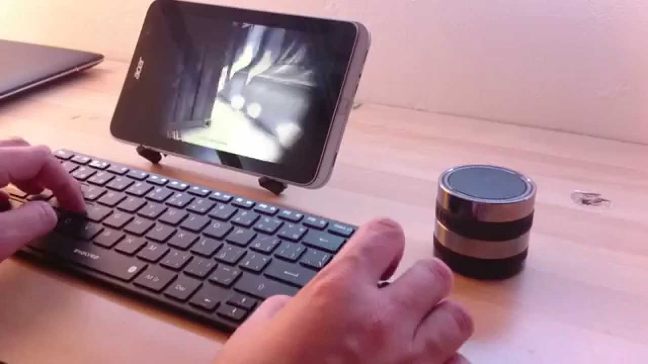 Tablet Acer Iconia Tab W4-820 gaming with accessories connected via bluetooth