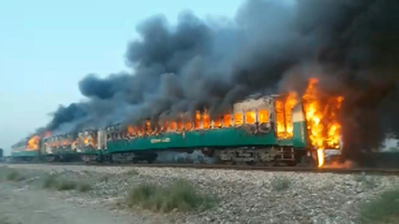 Letal incendio en un tren en Pakistán | AFP