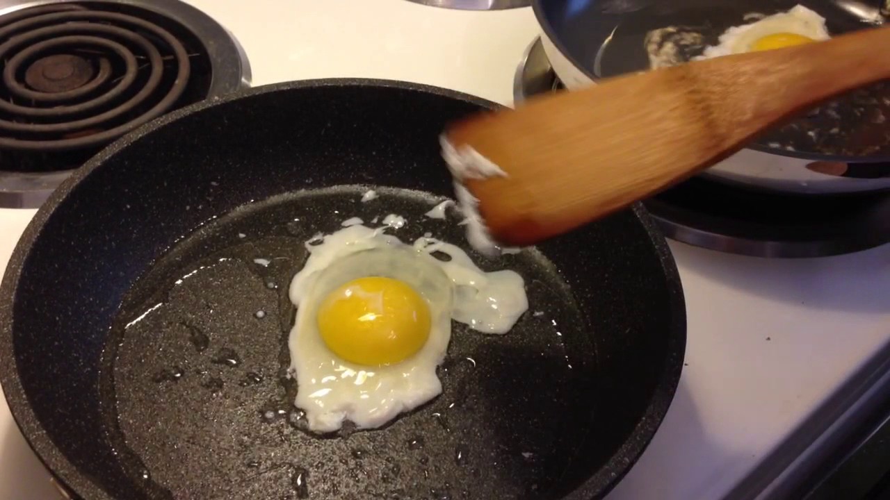 Frying eggs on a Paderno ceramic and Heritage the Rock frying pans
