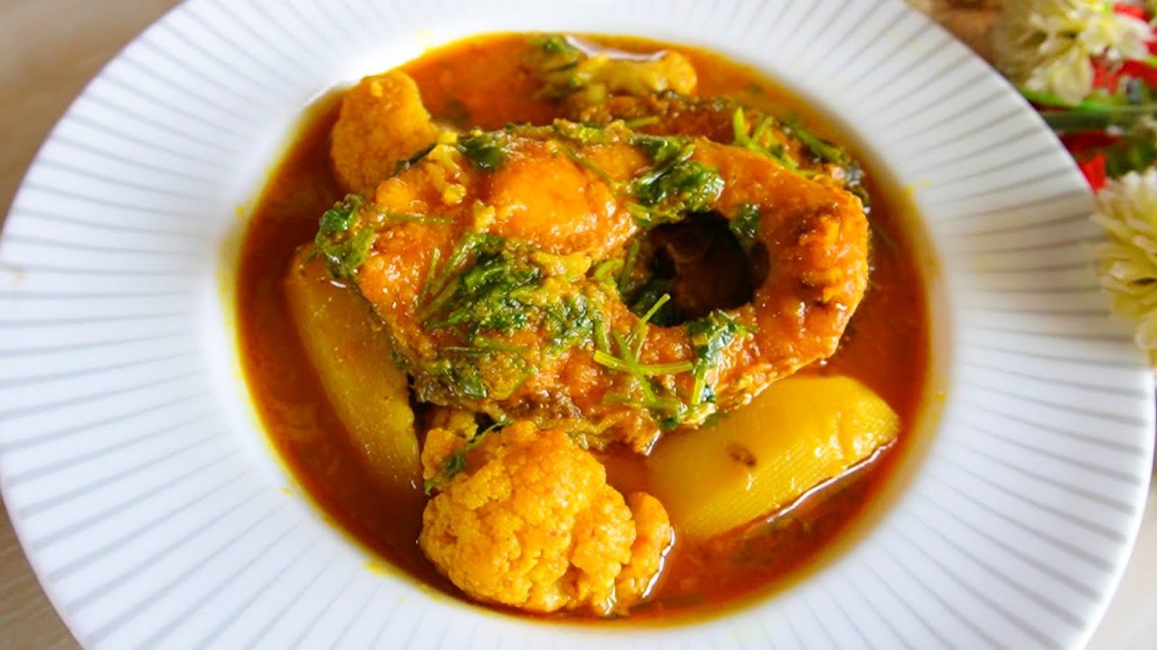 ফুলকপি দিয়ে রুই মাছের ঝোল | fulkopi diye rui macher jhol recipe in bengali | Sadika's Kitchen