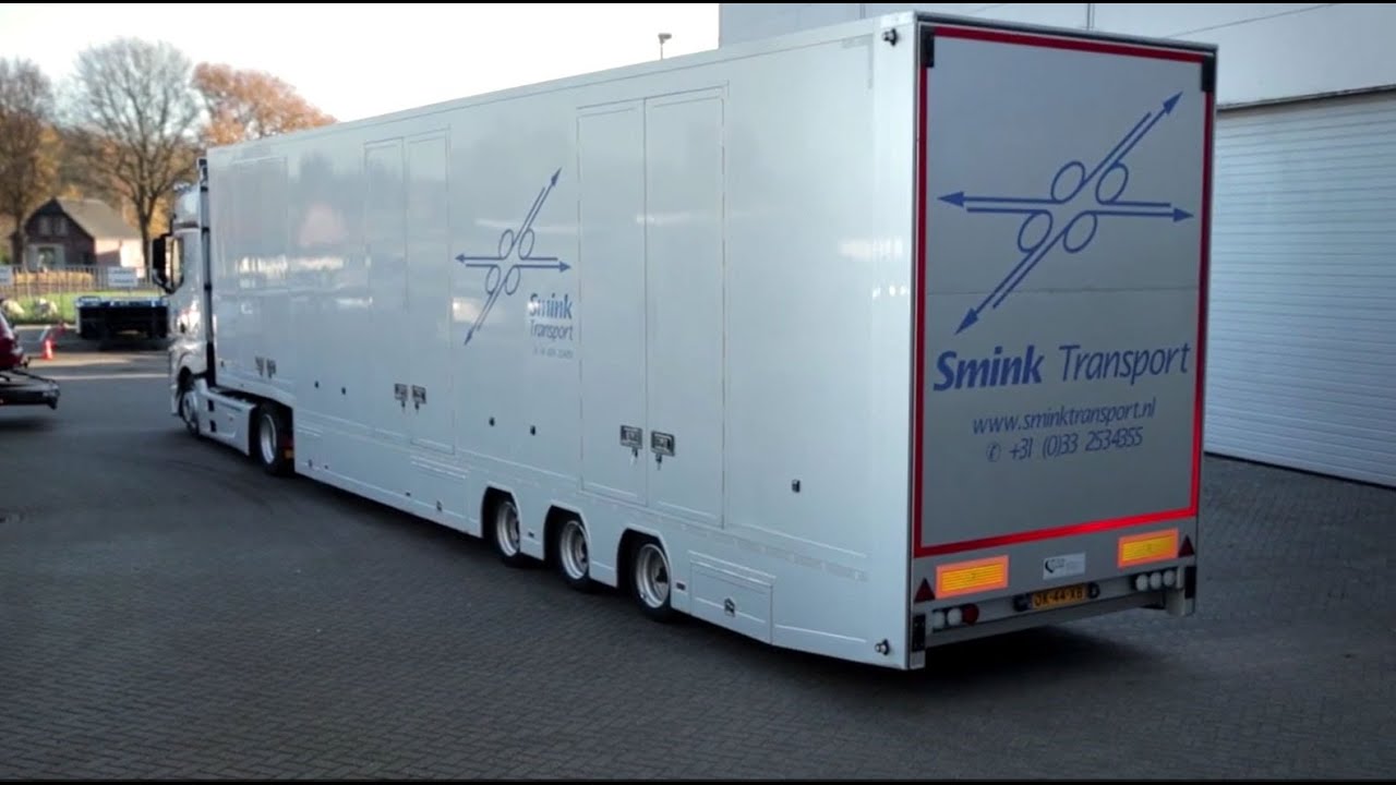 Autotransport met gesloten trailer