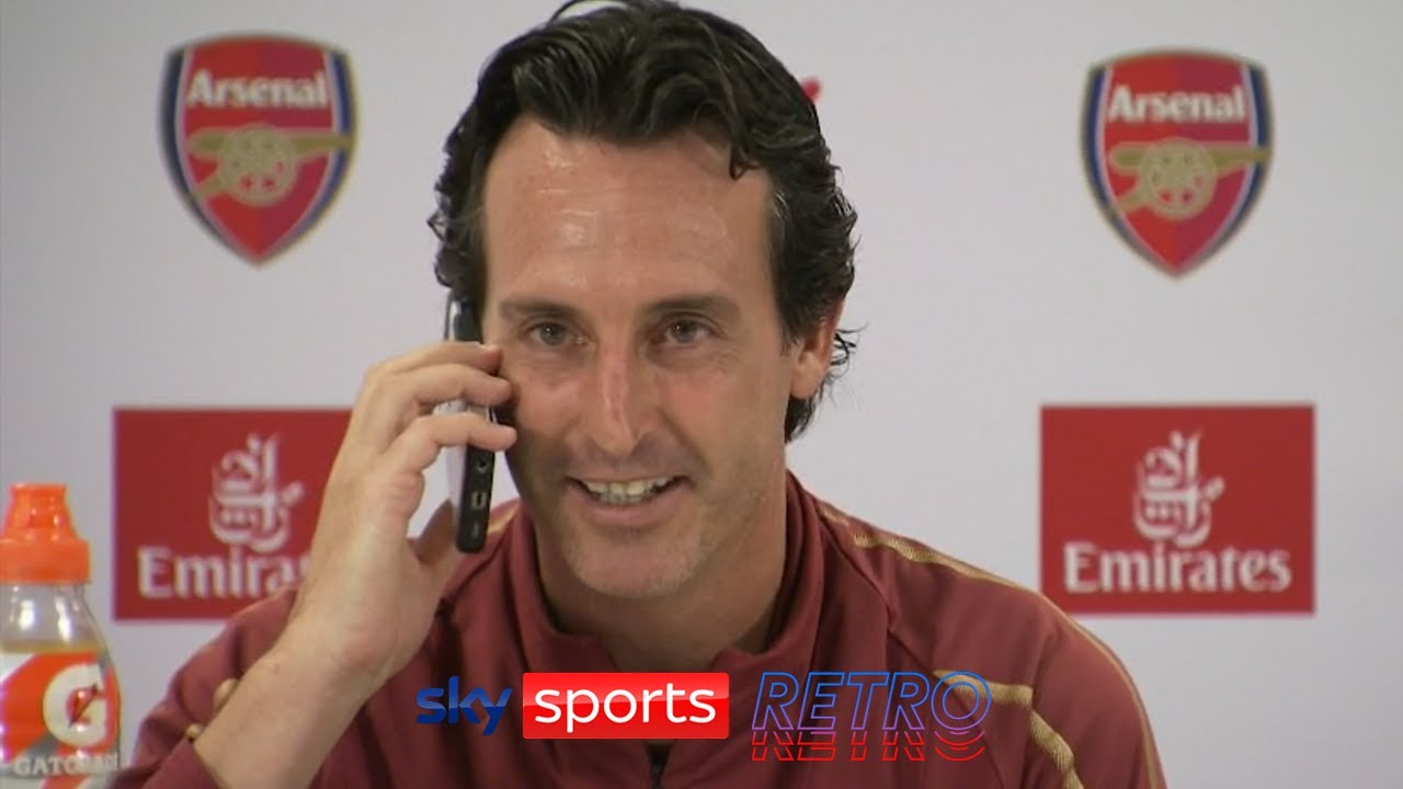 Unai Emery answers reporter's phone