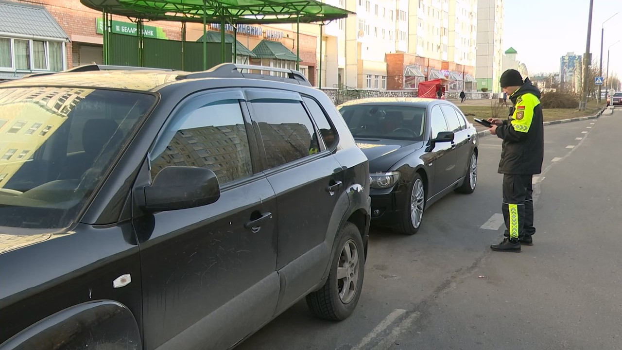 В Солигорске водителям снова напоминают о незаконности парковок на остановках