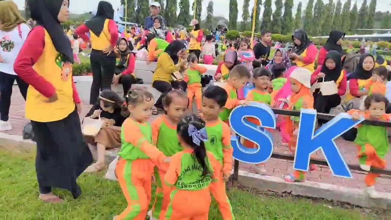Keseruan Kakak QQ Bersama Teman