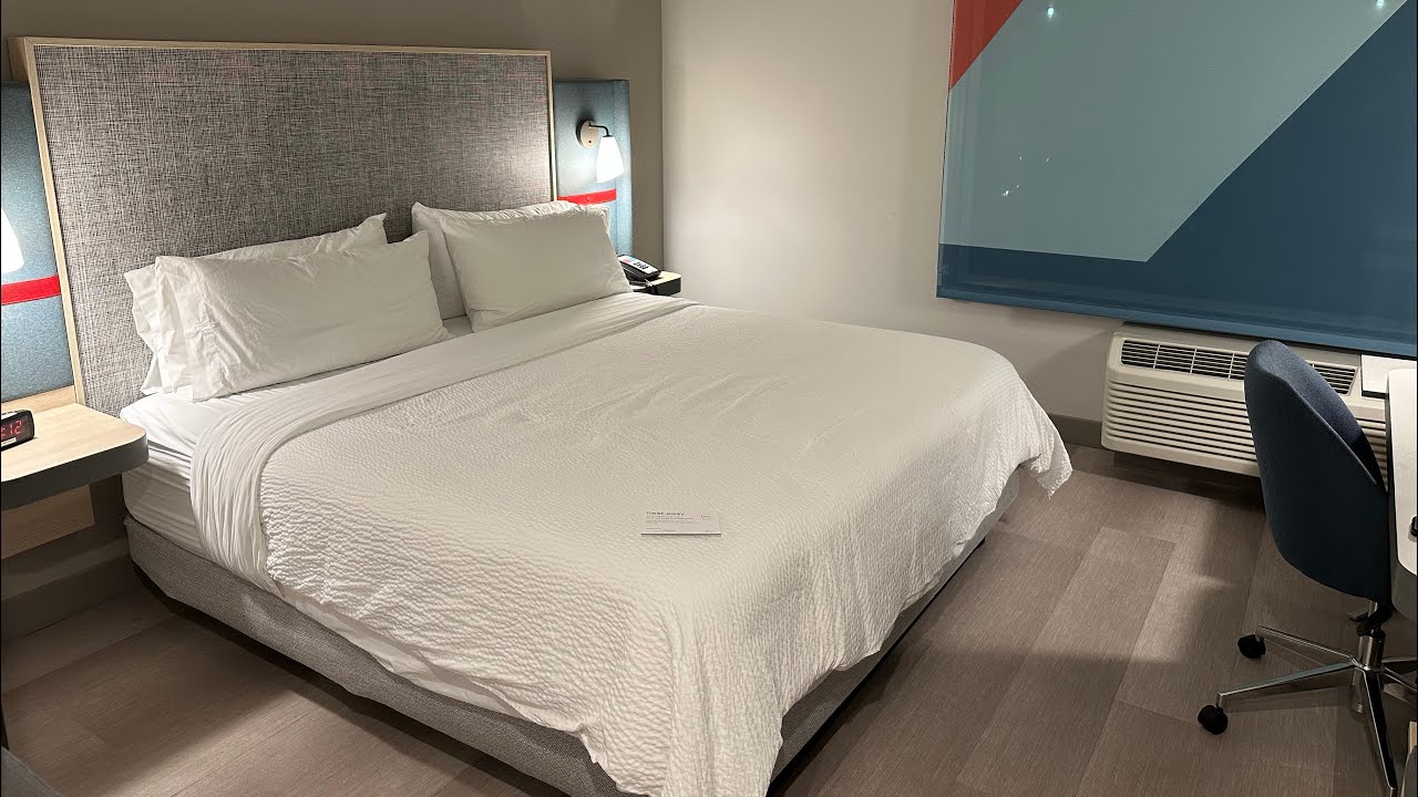 avid hotel Chicago O’hare – Des Plaines, an IHG Hotel - One King Room - Breakfast