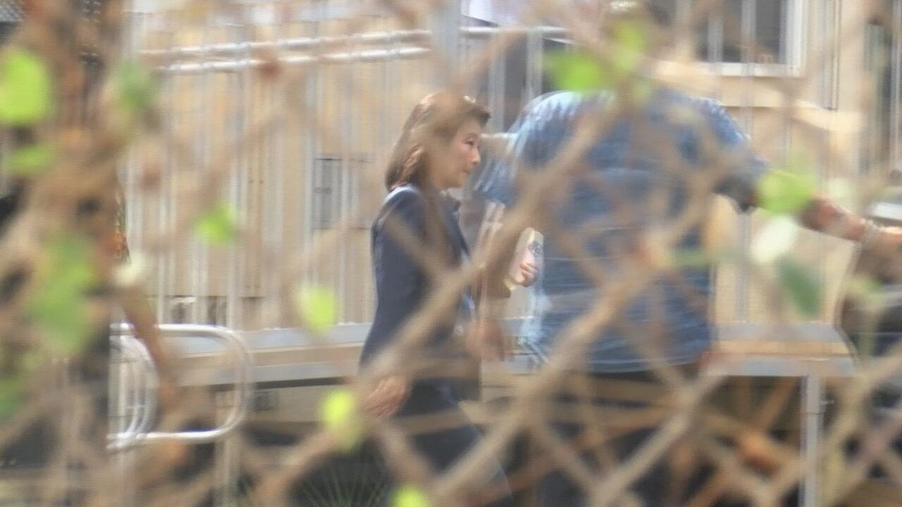 Сильвия Люк воспользовалась помощью шерифов, чтобы сдаться властям после обвинительного заключени...