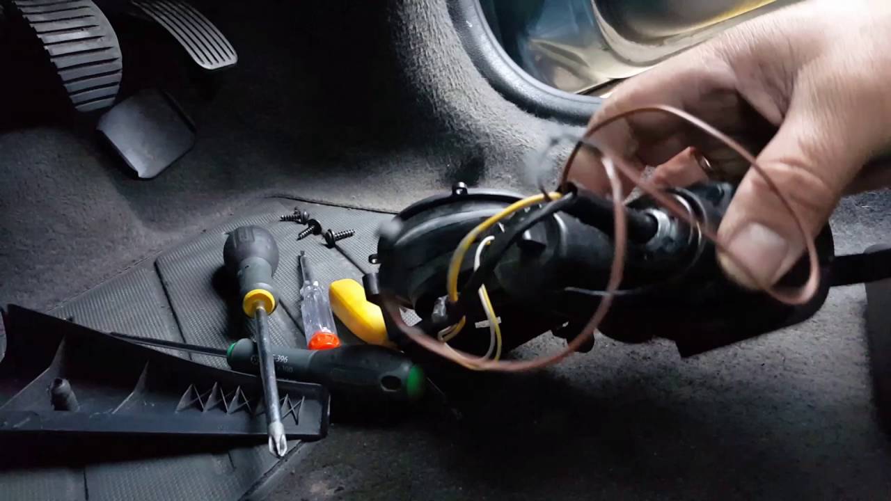 Citroën Xsara 2008, how to repair a broken folding mirror.