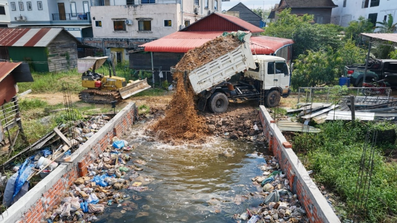 COMPLETE100% Landfill In The Box to Construct New House by Bulldozer Working & Dump Loading Soil