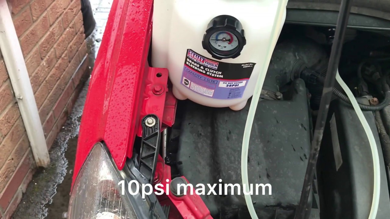 Using a Sealey VS820 one man pressure brake clutch bleeding kit on a Vauxhall Opel Zafira