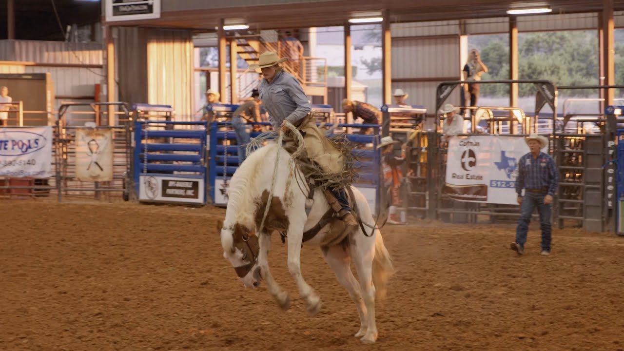 Вебизод Cowgirls «Спотыкаясь в Дриппинг-Спрингс»