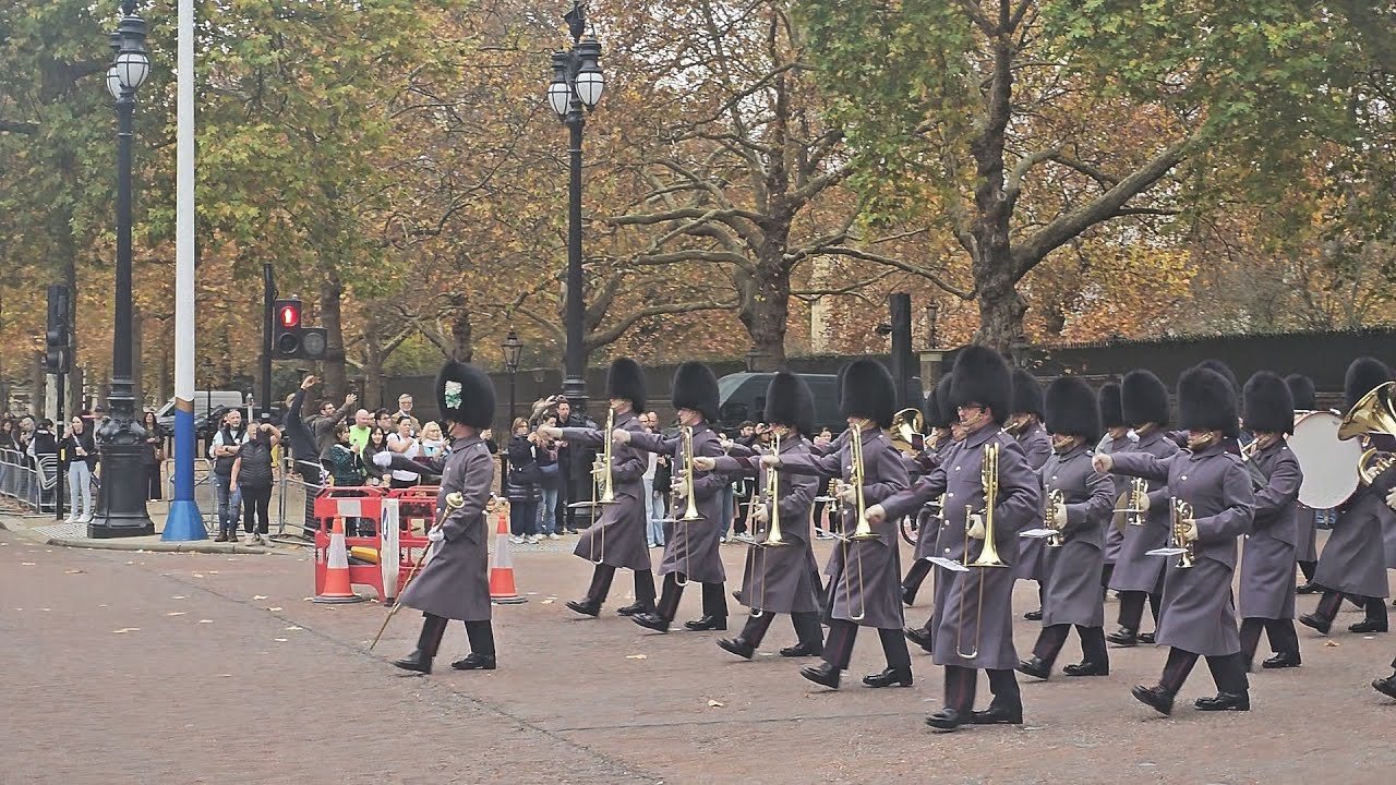 Band of the Irish Guards   Changing The Guard